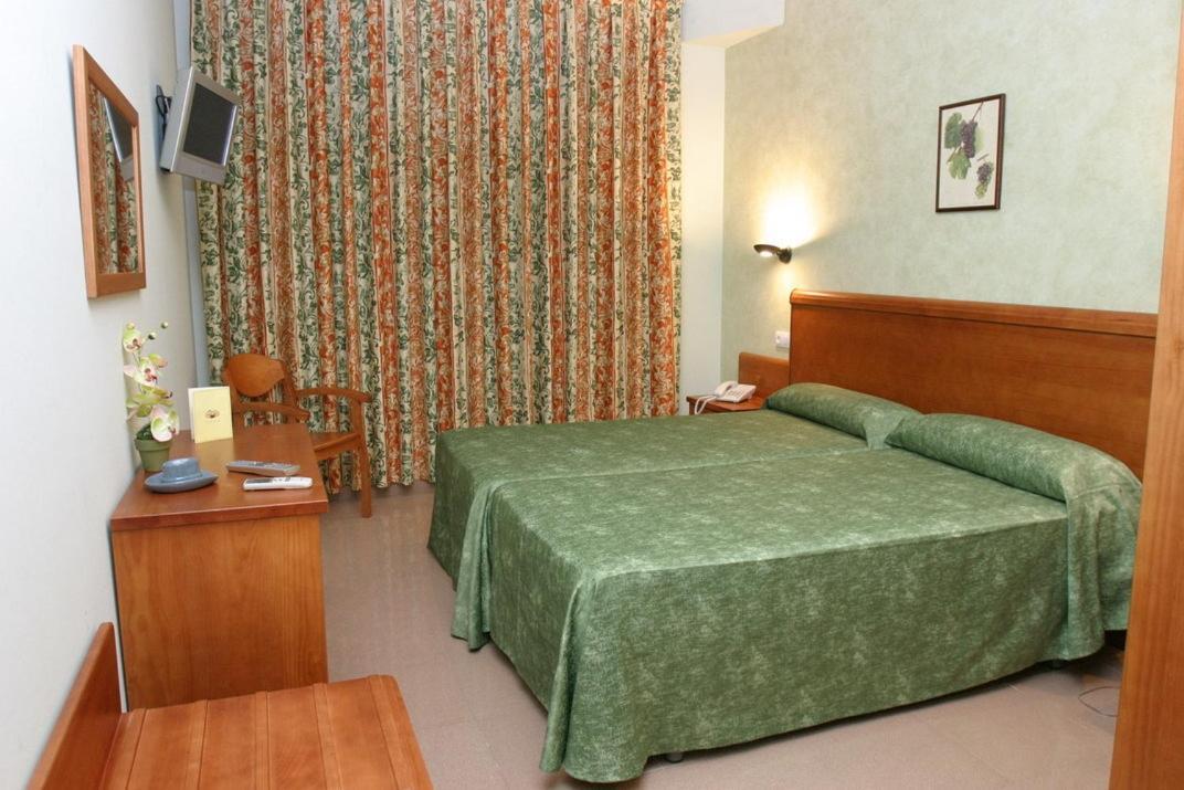 Hotel Fonda Neus Sant Sadurni d'Anoia Exterior photo