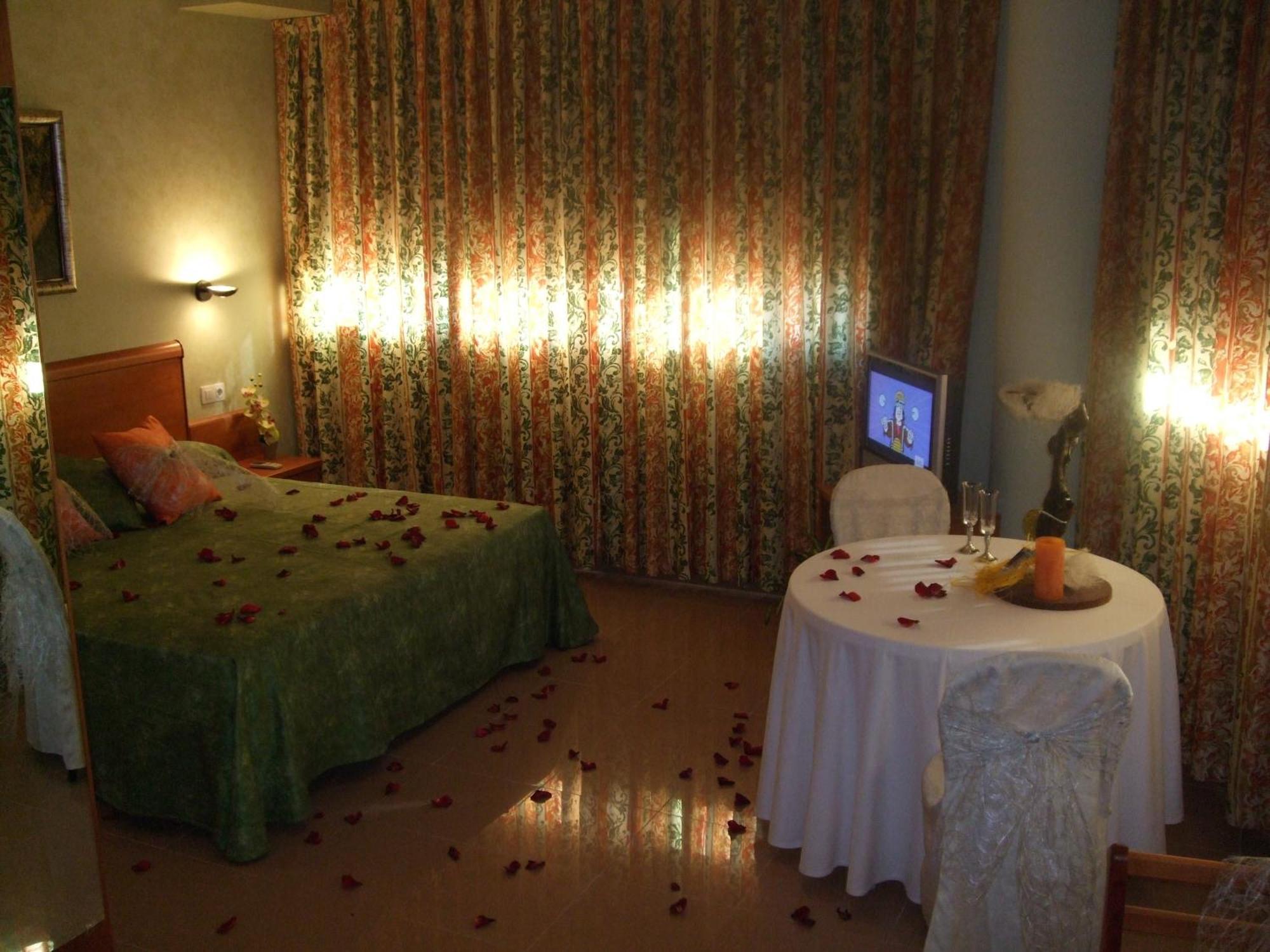 Hotel Fonda Neus Sant Sadurni d'Anoia Exterior photo